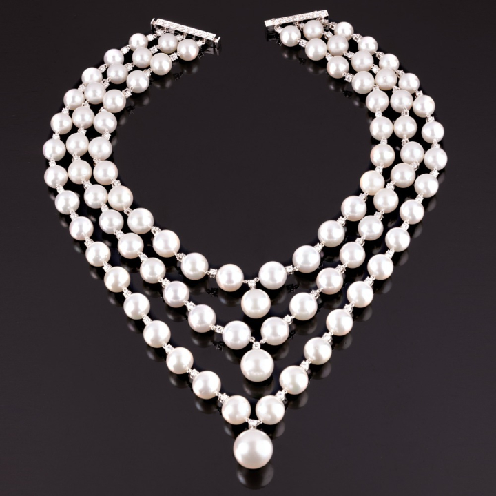 Divina, Pearl and diamond necklace